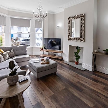 Newly Refurbed, Central Apartment With Free Parking And Hot Tub Lytham St Annes Buitenkant foto