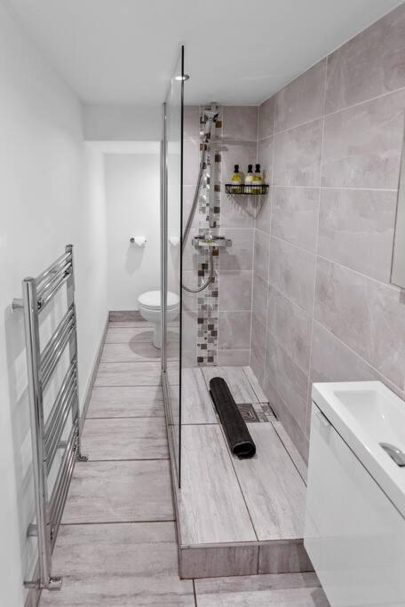 Newly Refurbed, Central Apartment With Free Parking And Hot Tub Lytham St Annes Buitenkant foto