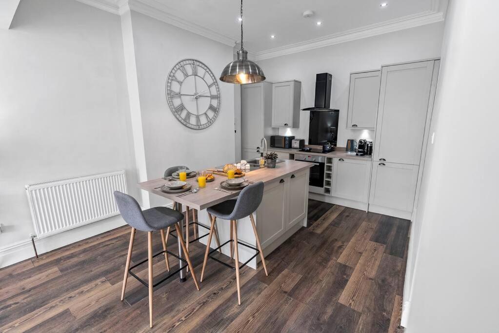 Newly Refurbed, Central Apartment With Free Parking And Hot Tub Lytham St Annes Buitenkant foto