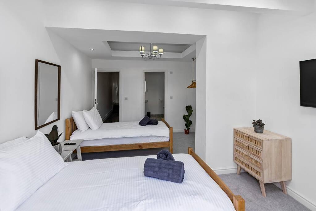 Newly Refurbed, Central Apartment With Free Parking And Hot Tub Lytham St Annes Buitenkant foto