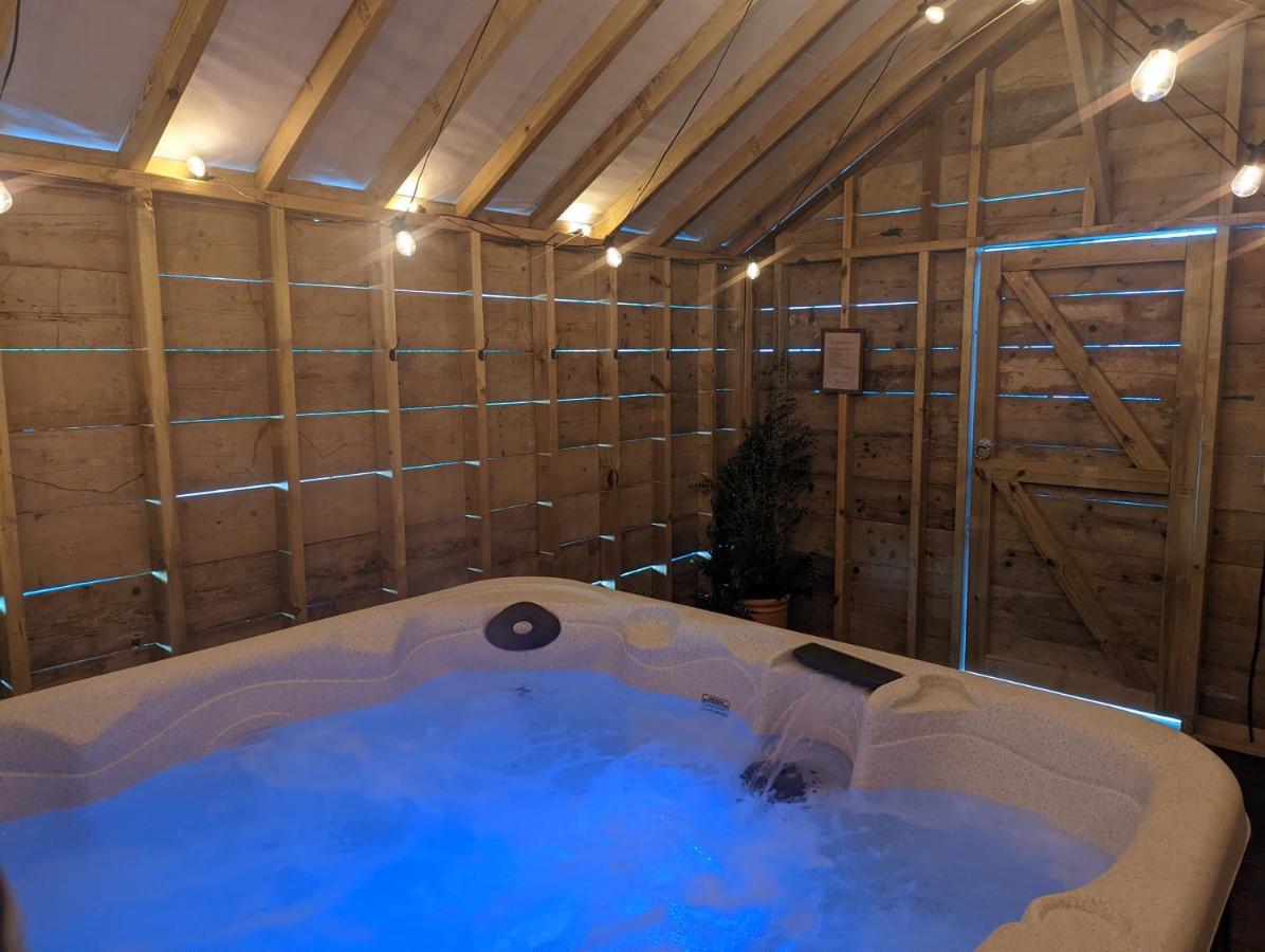 Newly Refurbed, Central Apartment With Free Parking And Hot Tub Lytham St Annes Buitenkant foto
